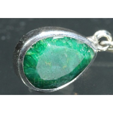 Pendientes de corindon verde