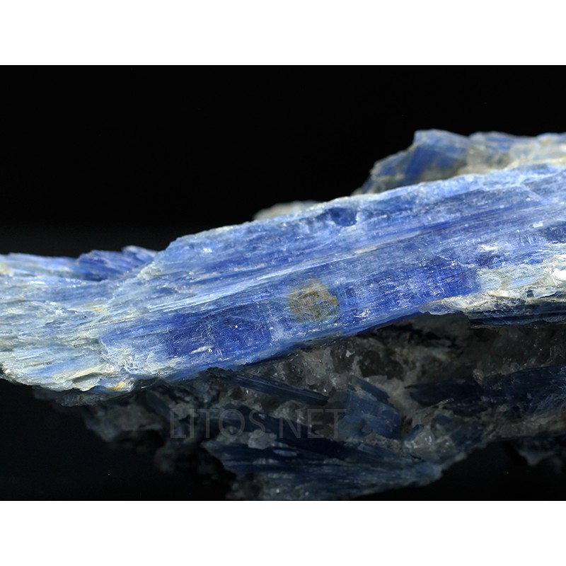 Mineral cianita