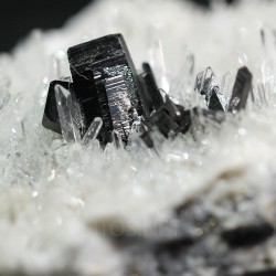 Cuarzo con hubnerita