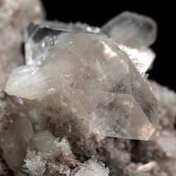 Apofilita y estilbita sobre calcedonia