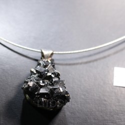 Granate almandino colgante