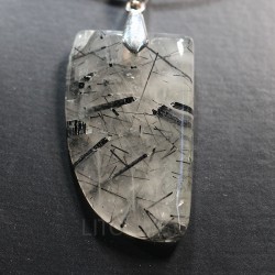 Colgante de cuarzo turmalinado