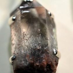 Colgante de cuarzo turmalinado
