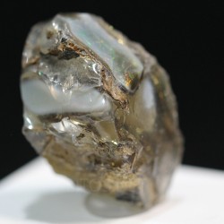 Opalo noble mineral