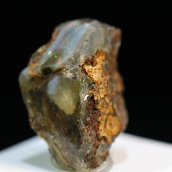 Opalo noble mineral