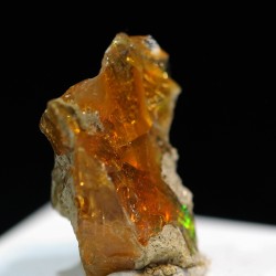 Opalo noble mineral