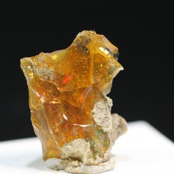 Opalo noble mineral