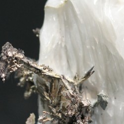 Plata nativa y discrasita