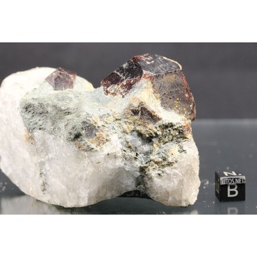 Mineral granate almandino